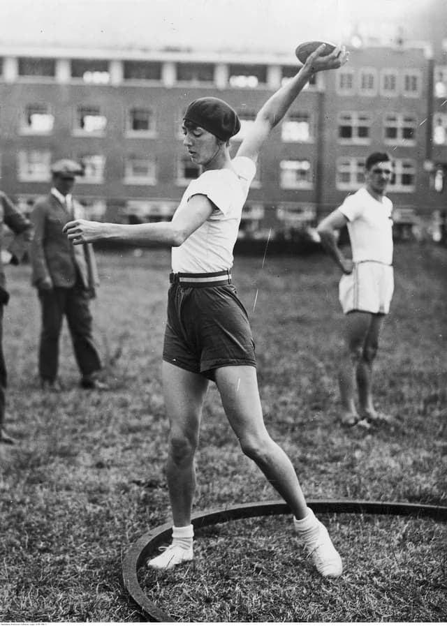 Archiwalne zdjęcie: Halina Konopacka podczas rzutu dyskiem, igrzyska w Amsterdamie, 1928