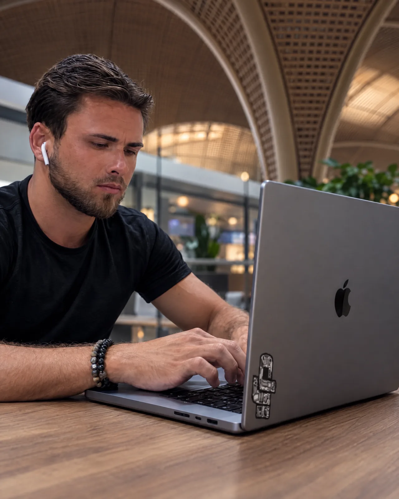 Jan Zaremba pracuje przy laptopie